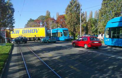 U sudaru tramvaja i teretnog vozila ozlijeđeno je troje ljudi