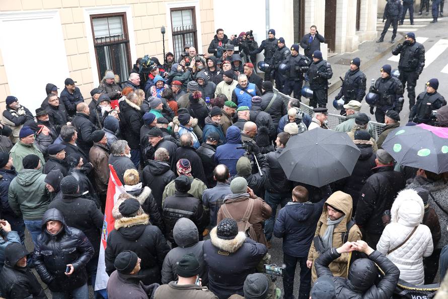Prosvjednici došli do Kamenitih vrata, dalje ne mogu: 'Izdaja!'