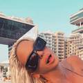 Karleuša se počastila odmorom u Dubaiju: Legla je na pijesak i pokazala je sve svoje atribute