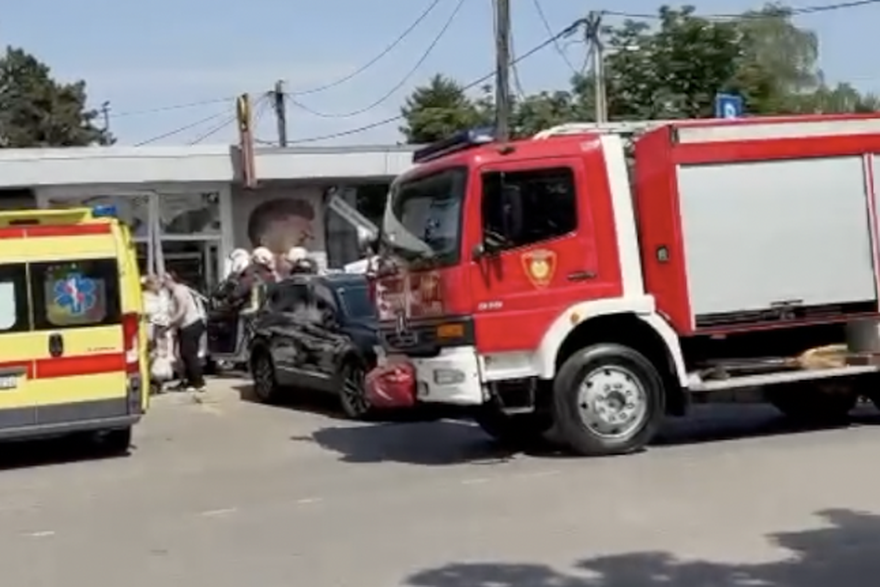Velika Gorica: Automobilom se zabio u izlog preko puta autobusnog kolodvora