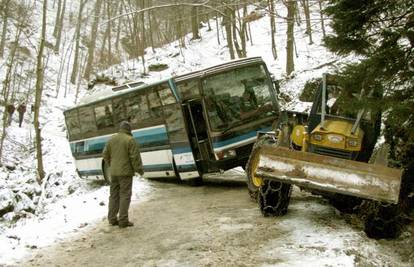 Autobus pun izletnika je završio u potoku uz cestu