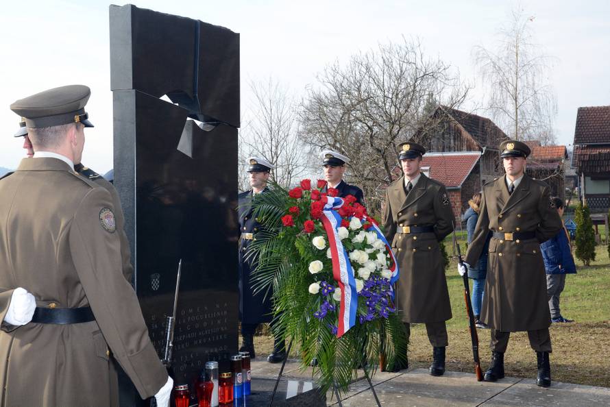 BaÄin: Kolinda Grabar-KitaroviÄ poloÅ¾ila cvijeÄe na spomen obiljeÅ¾je poginulim mjeÅ¡tanima