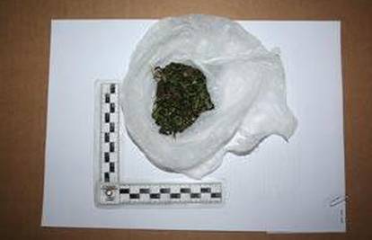 Dileru u dvorištu pronašli 63,3 grama heroina i vagu