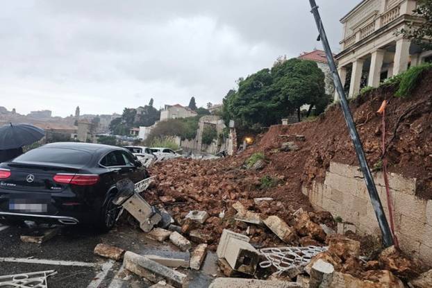 FOTO U Dubrovniku zatrpani BMW, Mercedes... Pogledajte scene s mjesta odrona zemlje!