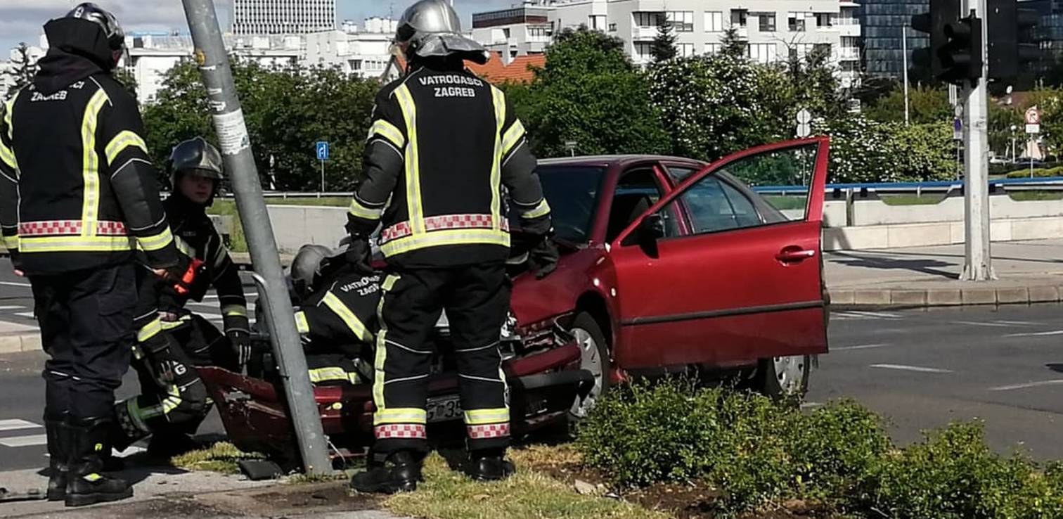 Teška nesreća u Zagrebu: Auto na krovu, troje ljudi ozlijeđeno