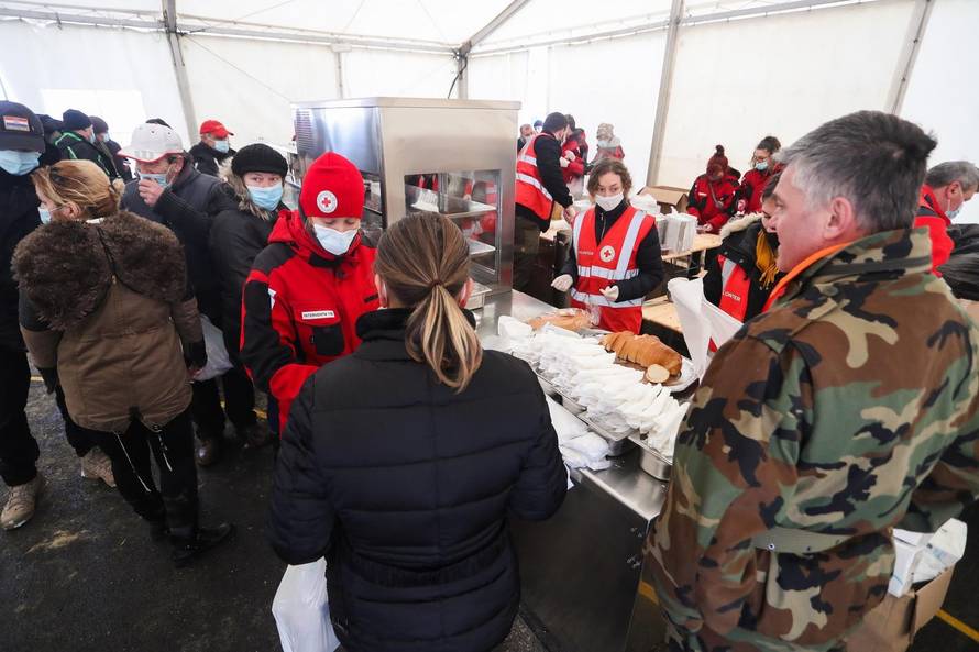 Djelatnici tvrtke Pleter gradjanima hranu dijele na novoj lokaciji u Petrinji