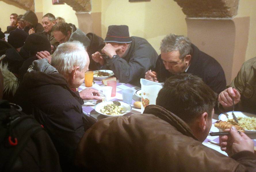 Zagreb: NogometaÅ¡i Dinama podjelili poklone i tople obroke korisnicima puÄke kuhinje