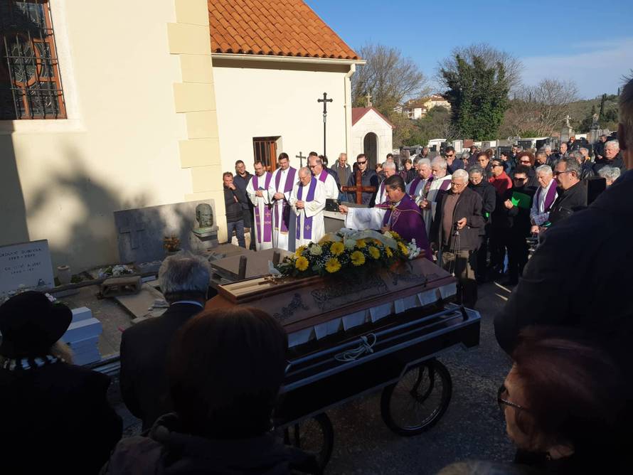 Bio je osuđen za pedofiliju: Don Ivanov je pokopan na Ugljanu