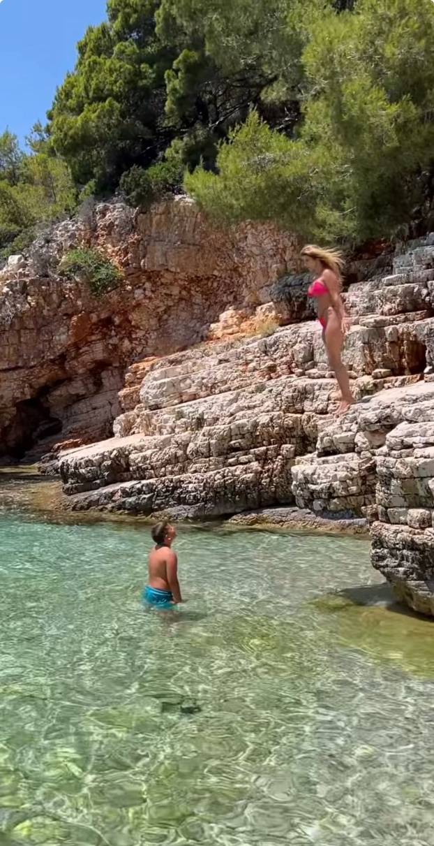 FOTO Tange i vitka figura! Seksi mama Renata bila na odmoru, pohvalila se svojim vještinama