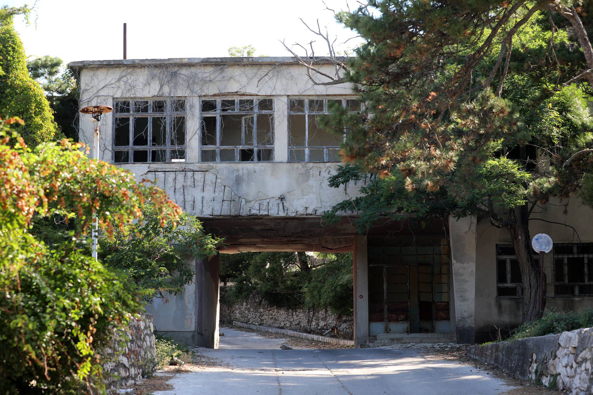 Goli otok: Ostaci nekadašnjeg zatvora na otoku