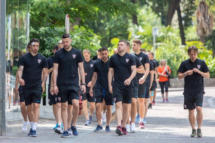 Ćorluka i Modrić su se fotkali s mladencima: Uljepšali im dan