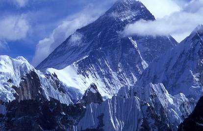 Vojni helikopteri spasili 2000 turista sa Mount Everesta