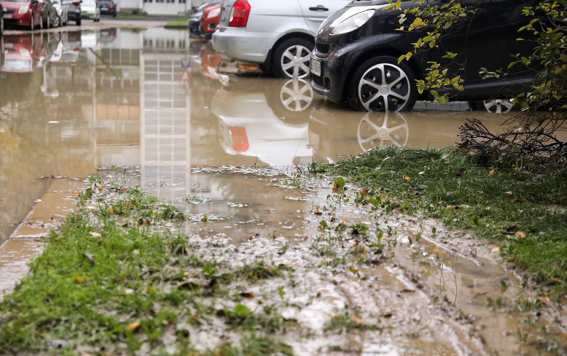 Stanovnike zagrebačkih Gajnica dočekala je poplava. Voda je potpuno prekrila dio Čileanske ulice