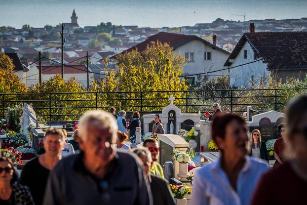 Kaštel Stari: Groblje Sv. Nikole i misa povodom blagdana Svih svetih