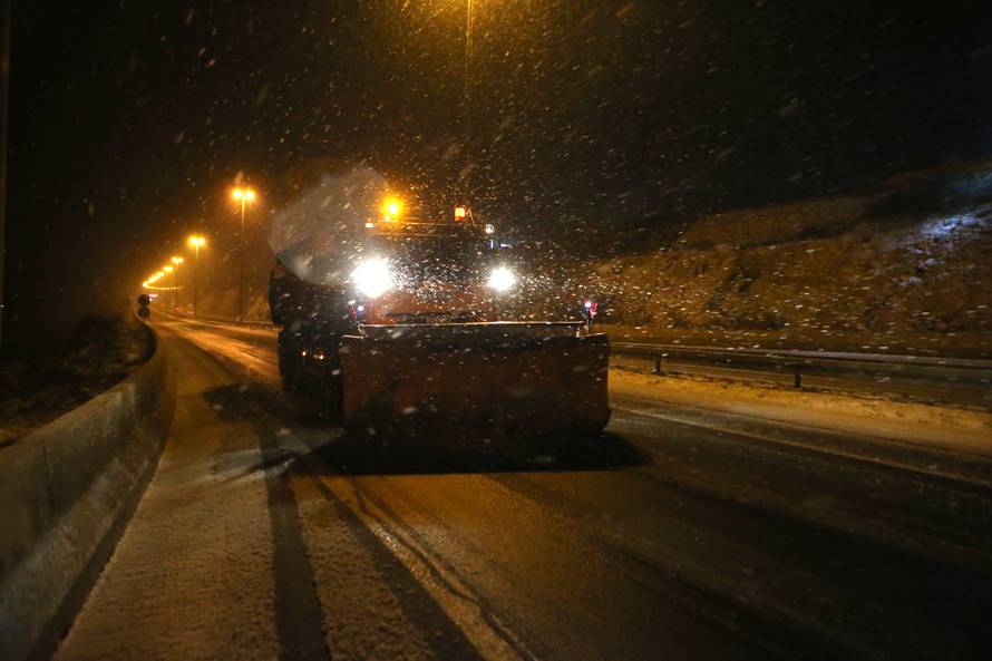 Paraliza zbog mećave: Putnike u Gračacu sklonili u samostan