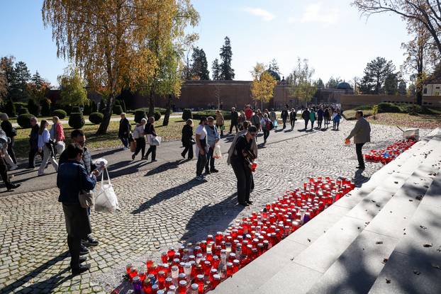 Zagreb: Svi sveti groblja poznatih osoba