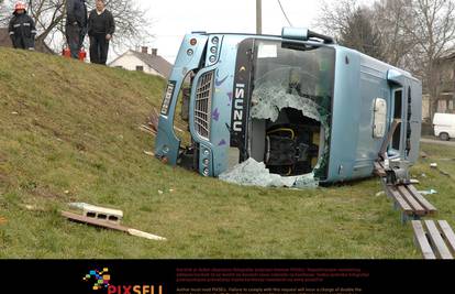 Autobus s putnicima sletio s ceste, dvije žene su ozlijeđene