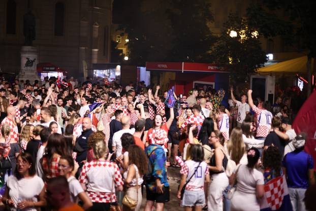 Zagreb: Slavlje navijača na trgu nakon pobjede Hrvatske