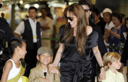 A. Jolie i Brad proslavili Paxov rođendan u Parizu s djecom...