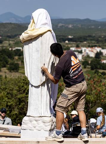 Me&dstrok;ugorje: Oskvrnut Gospin kip na brdu ukazanja