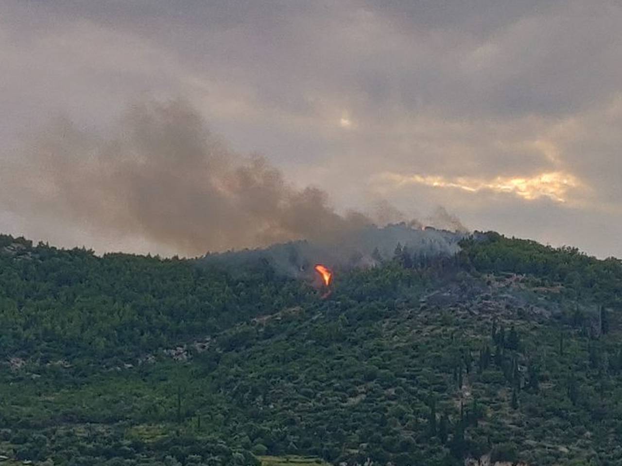 MORH: Kanader i helikopter gase požar u blizini Trogira