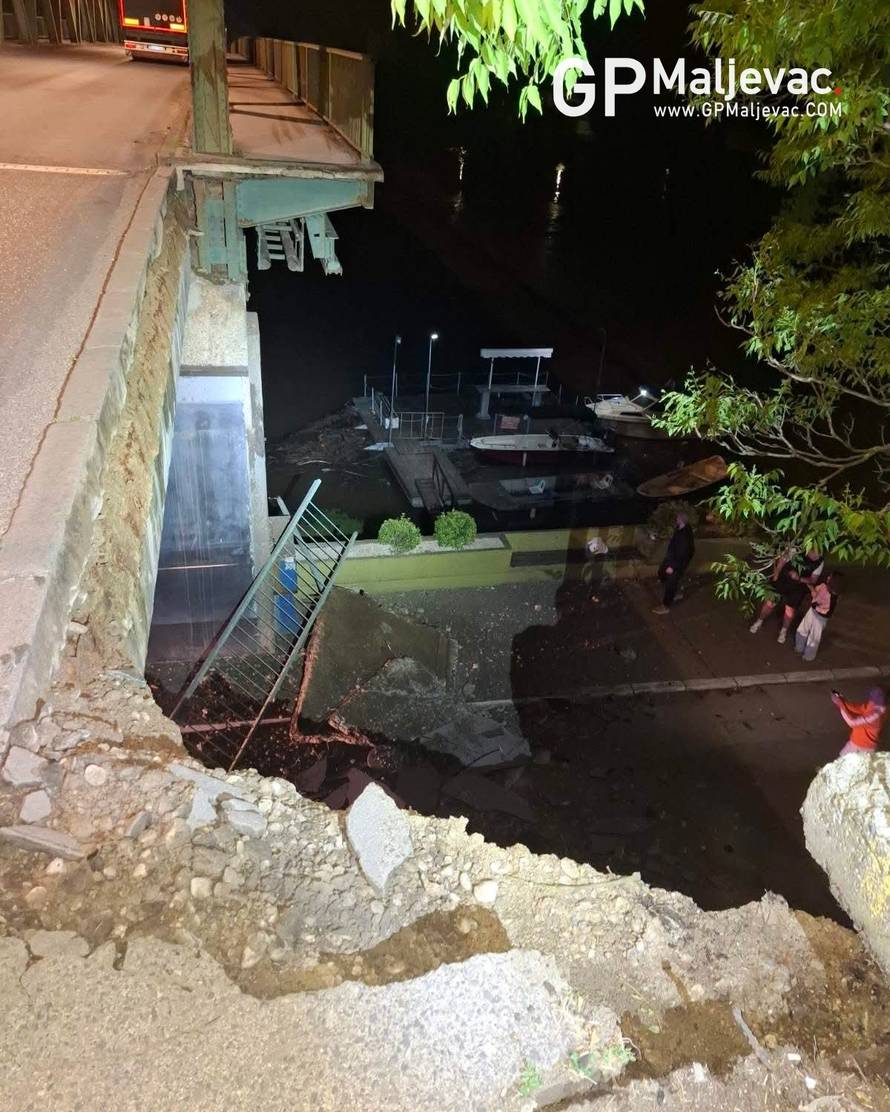 FOTO Srušio se dio mosta na granici s BiH: Promet u prekidu