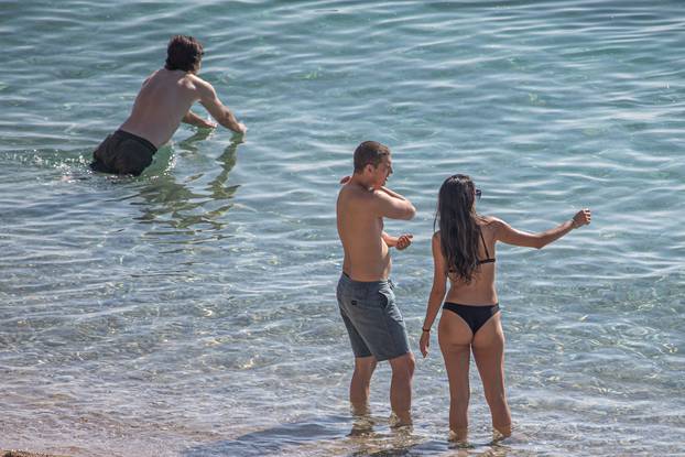 Dubrovnik: Plaža Banje i dalje puna kupača