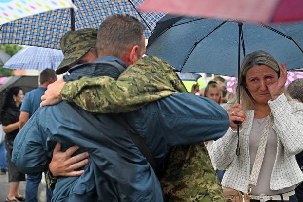 FOTO Suze i zagrljaji u Požegi: 900 novih ročnika položilo prisegu, među njima i 53 žene