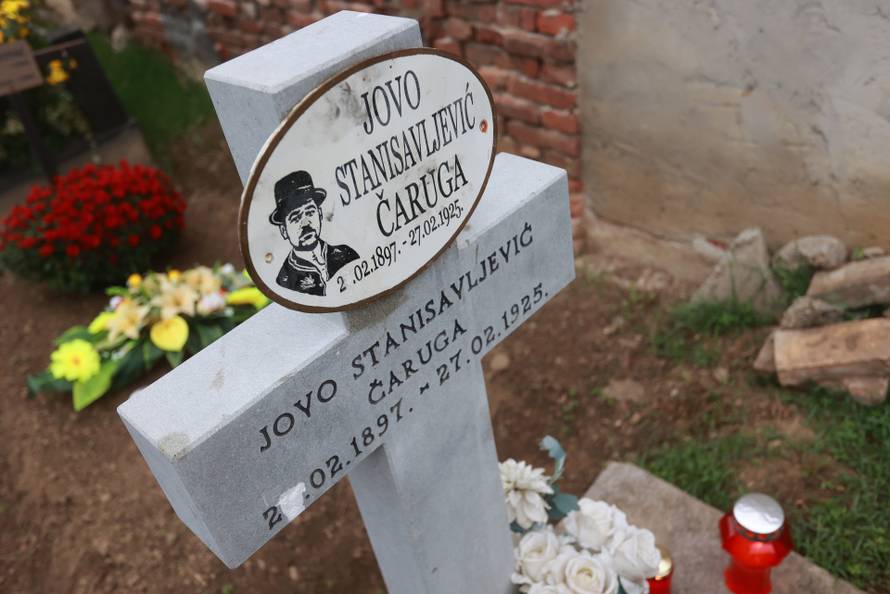 Osijek: Grob Jove Stanisavljevića Čaruge na Aninom groblju