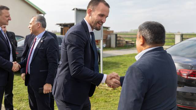 Beli Manastir: Ministar regionalnoga razvoja i fondova EU Šime Erlić obišao je Romsko naselje u Dardi i Romski društveni centar