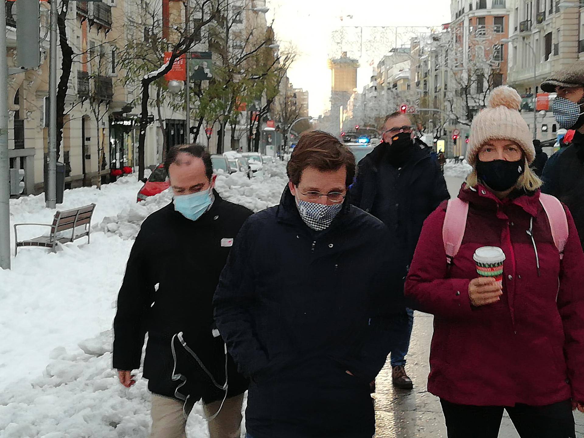 Snježni kaos u Španjolskoj: Kamioni s hranom uspjeli su se probiti do zaleđenoga grada