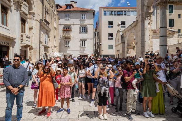Split: Povijesna smjena straže na Peristilu oduševila brojne turiste