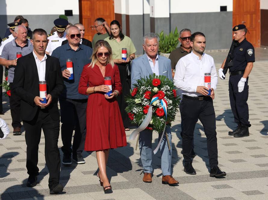 Šibenik: Položeni vijenci i zapaljene svije?e povodom obljetnice Oluje
