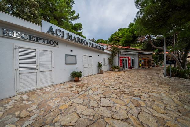 24sata: Palmižana: Reportaža o rušenju objekata Eduarda Tota Meneghella