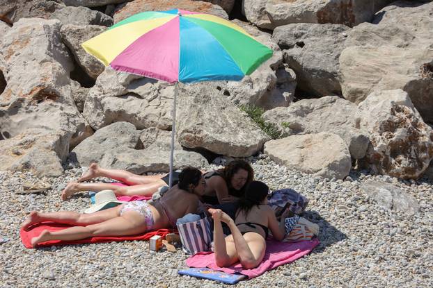 Rijeka: Kupači uživaju u kupanju i sunčanju na plaži Ploče na Kantridi