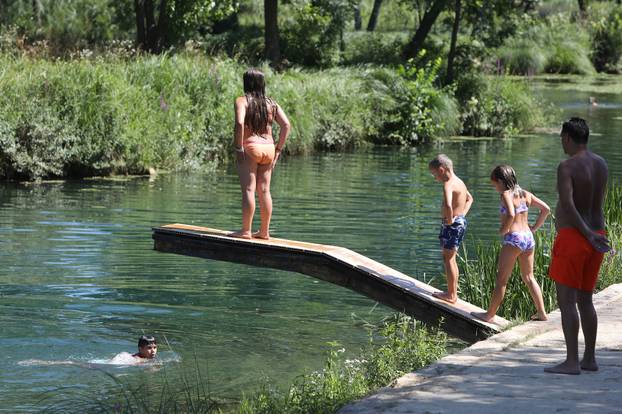 Duga Resa: Osvježenje od vru?ina u rijeci Mrežnici