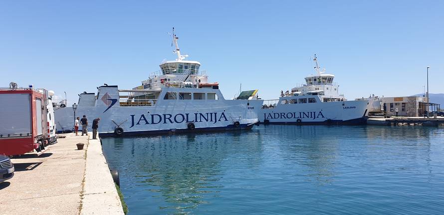 Nasukao se trajekt: Udario je u rivu, dvoje ljudi je ozlijeđeno...