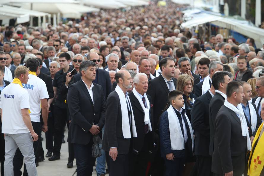 Kerum kao Papa pratio misu s prozora, stigao je i Plenković