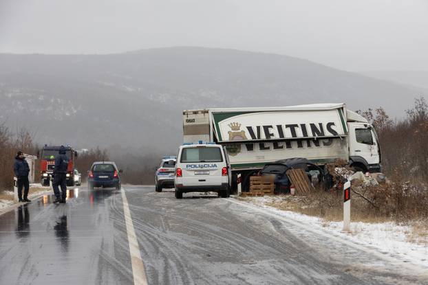 FOTO Mjesto strašne nesreće kod Trilja: Sudarili se kamion i auto. Poginula je jedna osoba