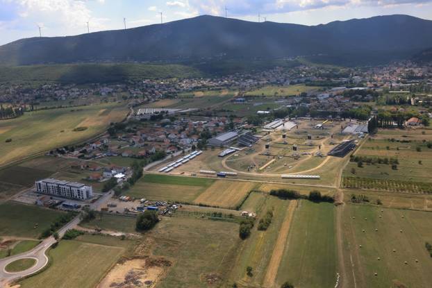 Sinj: Pogled iz zgrade na pripremu pozornice za koncert Marka Perkovića Thomspona