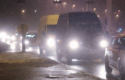 Poteškoće u prometu: Gusti snijeg i mećava su zameli ceste