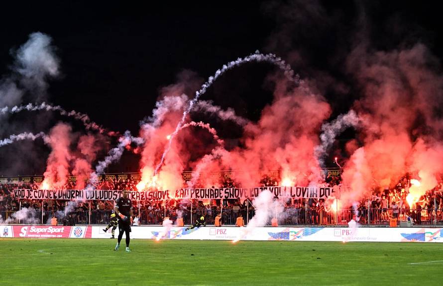 Zagreb: Torcida bakljama zasula teren u Kranjčevićevoj