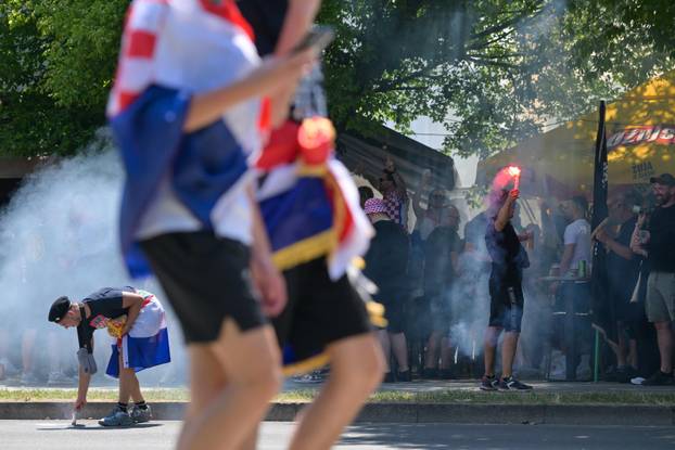 Zagreb: Zapaljene baklje u fan zoni na Bundeku uoči Thompsonovog koncerta 