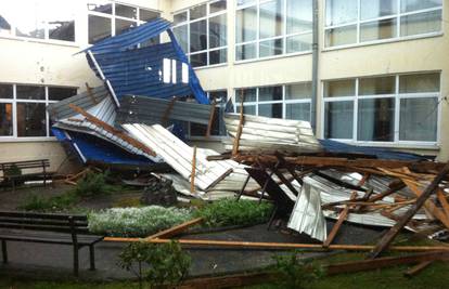 Učenici bili na nastavi: Snažna oluja im je otpuhala krov škole