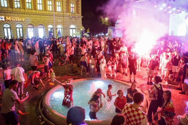 Zagreb: Slavlje navijača na trgu nakon pobjede Hrvatske
