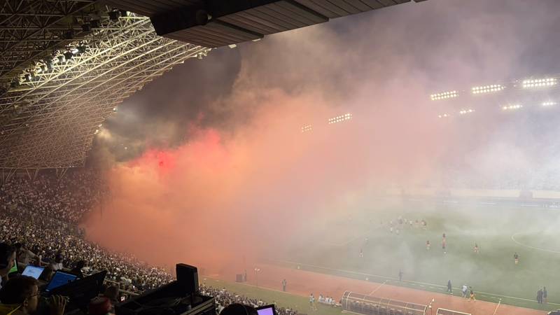 Sramotne scene na Poljudu: Zbog bakljade Torcide prekinuli utakmicu Hajduka i Ajaxa!