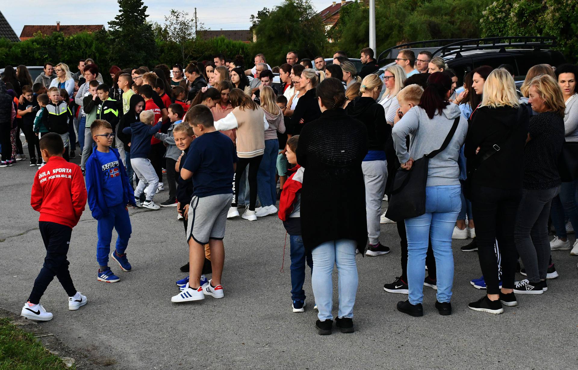 Prosvjed roditelja učenika iz Podcrkavlja kojima je tek sagrađena škola stradala u srpanjskom nevremenu