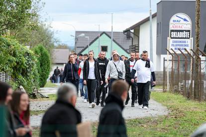 FOTO Nasmiješeni predsjednik Hajduka u Grubišnom Polju, uz njega i klupski šef osiguranja