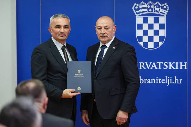 Zagreb: Ministar Tomo Medved uru?io je braniteljske zahvalnice postrojbama iz Domovinskog rata