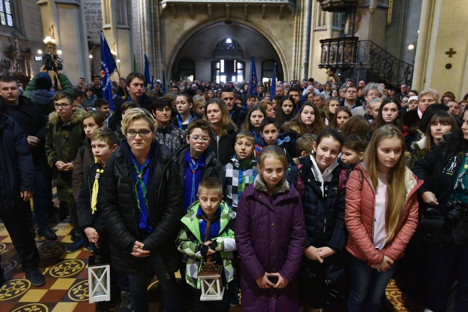 Zagreb: Unošenje Betlehemskog svjetla mira u katedralu